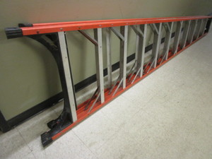 lot 512 image: HUSKY 12 STEP LADDER, OSHA-APPROVED