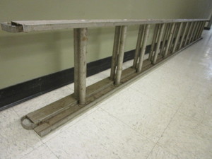 lot 514 image: ALUMINUM EXTENSION LADDER