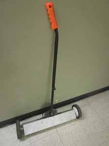 lot 516 image: HEAVY-DUTY MAGNETIC SWEEPER PICKUP TOOL