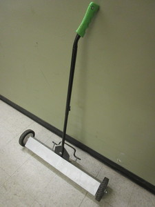 lot 517 image: JUMBO 30 ROLLING MAGNETIC SWEEPER