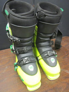 lot 539 image: FULL TILT DESCENDANT 6 SKI BOOTS, SIZE 10.5