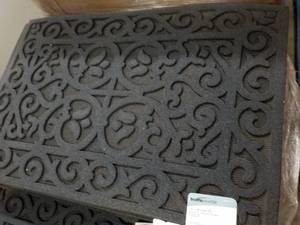 lot 221 image: 2 24x36 Traffic Master mats perfe...