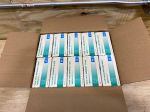 lot 31 image: Case of Vinyl Disposable Gloves (Size Medium) (10 Boxes of 100 pcs)