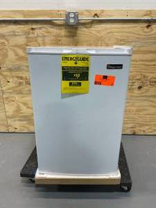 lot 38 image: MAGIC CHEF 3.0 cu. ft. Upright Freezer in White