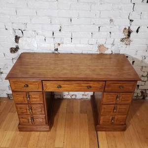 lot 25 image: Handsome Solid Oak Executive Writing Desk