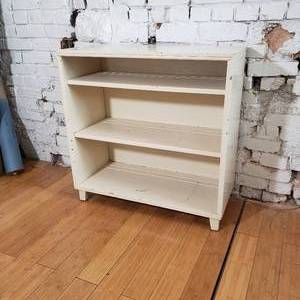 lot 26 image: Cottage Chic Distressed Bookshelf
