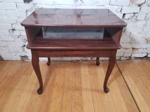 lot 18 image: Lovely Mahogany Side Table