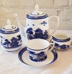 lot 114 image: Chinese Blue and White Porcelain Tea Service with Wooden Case
