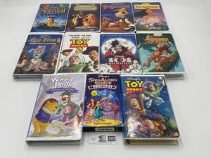 lot 302 image: VHS Kids Movie Bundle