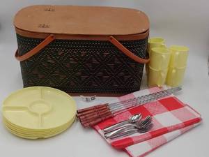 lot 303 image: Picnic Set