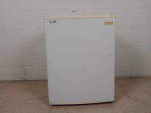 lot 425 image: Admiral Designer Series White Mini Fridge
