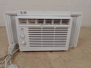 lot 426 image: Arctic King Window Air Conditioner