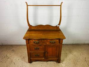 lot 429 image: Antique Wash Stand (Valued  $350)