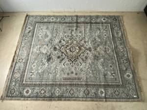 lot 438 image: Persian Rug (Valued  $300)