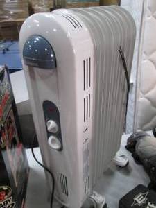 lot 17 image: Holmes portable heater 120v 1500w a...