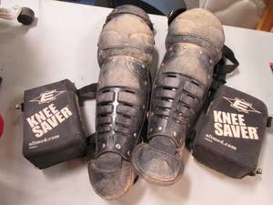 lot 20 image: Rawlings Baseball shin guards with ...