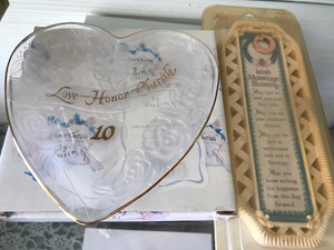 lot 56 image: Enesco 5 Heart Shaped 10th Anniversary Plate & Irish Marriage Blessing
