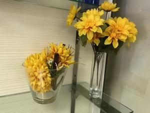 lot 97 image: Sunflower Decorations