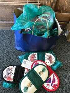 lot 126 image: Very Cute Oven Mittens (Lot Includes Full Bag)