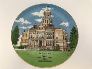 lot 137 image: Le Center Limited Edition Collectors Plate