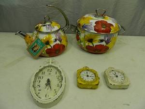 lot 6 image: Clocks and Pioneer Woman Tea Pot and Pan