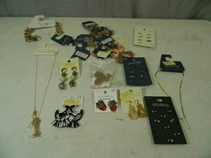 lot 33 image: Assorted New Jewelry