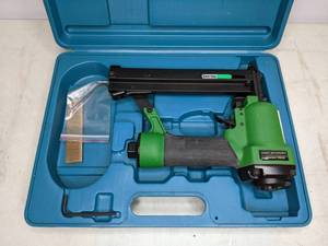 lot 35 image: Central Pneumatic Conractor Series 18 Gauge Air NailerStapler Kit