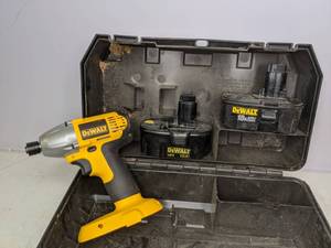 lot 51 image: Dewalt 18 Volt Drill with Extra Battery & Storage Case