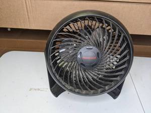 lot 64 image: Honeywell Travel Size Fan
