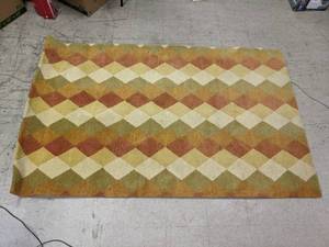 lot 192 image: 5 x 8 Patterned Rug - Handmade in India