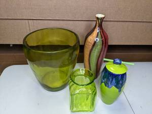 lot 199 image: Glass, Ceramic & Plastic Vases