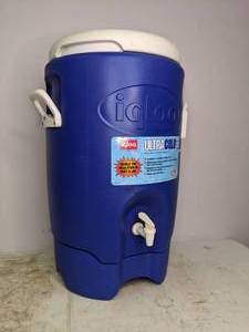 lot 202 image: Igloo 5 Gallon Seat Top Water Jug With Cup Dispenser