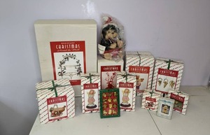 lot 262 image: House of Lloyd Christmas Around the World Figurines