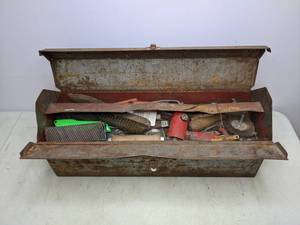lot 280 image: Rusty Metal Toolbox Plus Contents