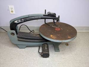 lot 286 image: Delta Q-3 18 Variable Speed Scroll Saw Model 40-650