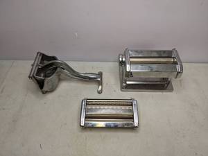 lot 225 image: Marcato Atlas 150 Pasta Maker w Hand Crank