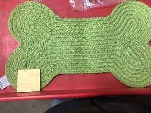 lot 70 image: Dog Bone-Shaped Feeding Mat - Green, YD96-M-MDW-GRN, NEW