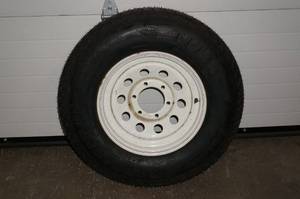 lot 32 image: ST22575R15 Trailer Tire on Rim
