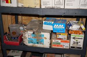 lot 206 image: Contents of Shelf - Nails