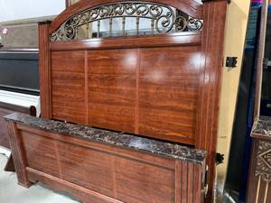 lot 8 image: QUEEN SIZE BED
