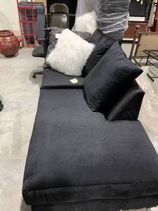 lot 9 image: BLACK SECTIONALMINI COUCH