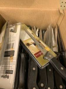 lot 25 image: BOX OF HYVEE KNIVES