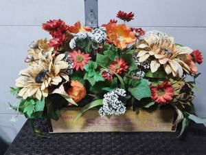 lot 8 image: Vintage Fresh-Up Soda Crate Floral Arrangement