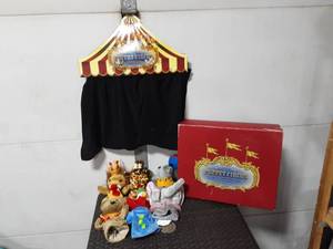 lot 10 image: Murdock & Ross Puppet Circus Set