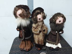 lot 15 image: Set Of 3-Carolers Wearing Real Fur Trimmed Coats