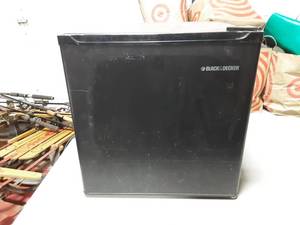 lot 48 image: Black & Decker 1.7 Cu. Ft. Mini Frig (Works)