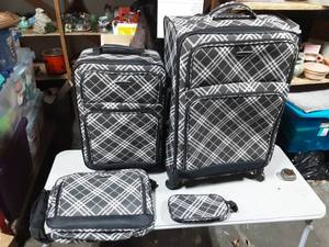 lot 72 image: 4-Piece Luggage Set