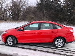 lot 2 image: 2012 Ford Focus SEL