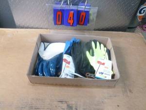 Flat of gloves. Size large. As shown.