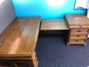 lot 175 image: Large Oak L-Shape Executive Office Desk